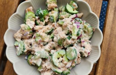 Rychlý okurkový salát s tuňákem