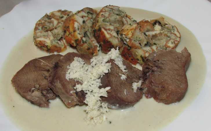 VEPŘOVÝ JAZYK S KŘENOVOU OMÁČKOU A "KARLOVARSKÝ KNEDLÍK"