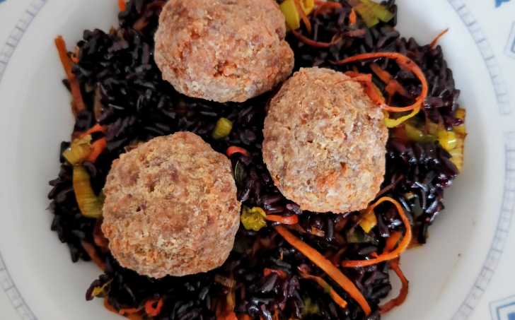 Masové kuličky s červenou čočkou