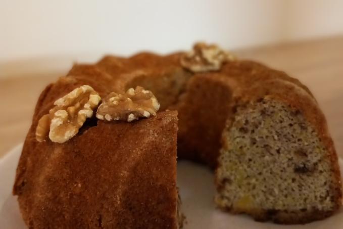 Dýňová bábovka se zakysanou smetanou a ořechy