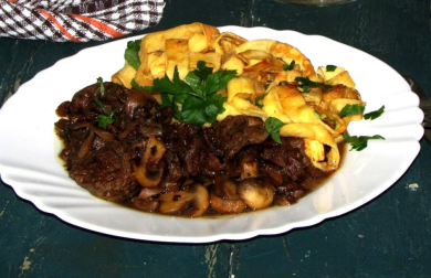 HOVĚZÍ NA HOUBÁCH S LC TĚSTOVINAMI