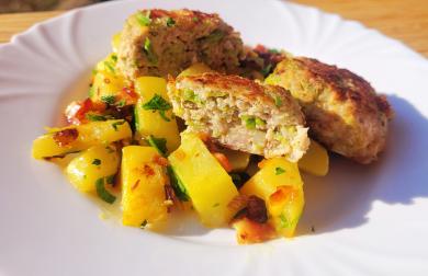 KAPUSTOVÉ KARBANÁTKY S MLETÝM MASEM A KEDLUBNOU NA SLANINĚ