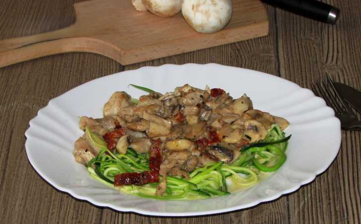 CUKETOVÉ NUDLE S KUŘECÍM MASEM