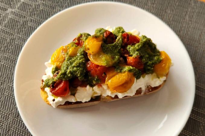 Kváskový chléb s cottagem, pečenými rajčaty a bazalkovým pestem