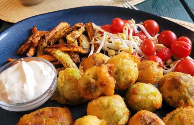 KAPUSTIČKY V TĚSTÍČKU SE ZELENINOVÝMI HRANOLKY A DIPEM