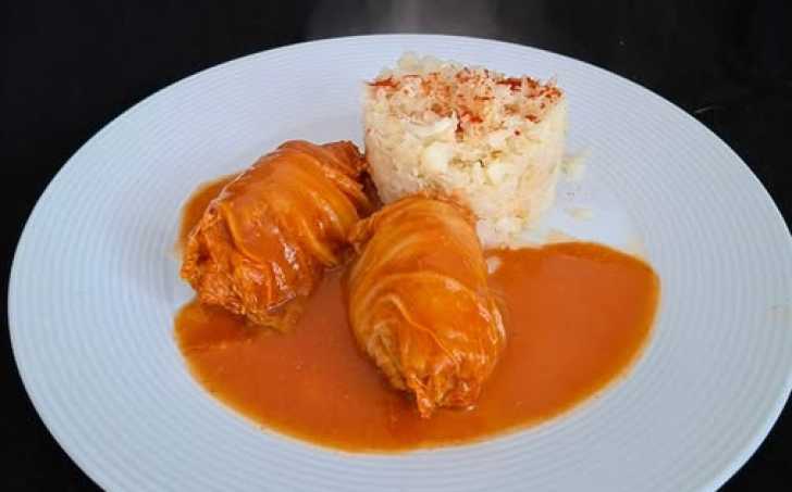 Zelné závitky s králičím masem , rajčatovou omáčkou a květákovou rýží