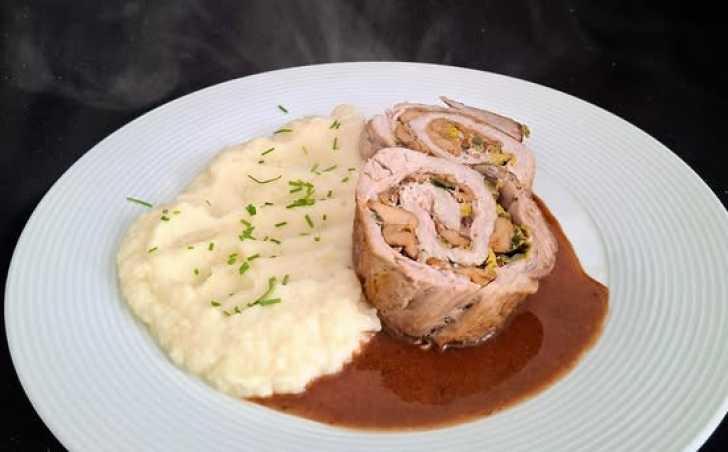 Roláda z panenky plněná houbami a celerové pyré