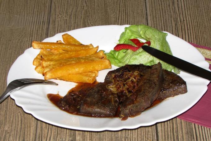 KANČÍ JÁTRA NA SLANINĚ A DÝŇOVÉ HRANOLKY