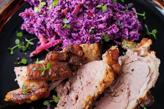 ZELNÝ SALÁT + PEČENÉ VEPŘOVÉ MASO