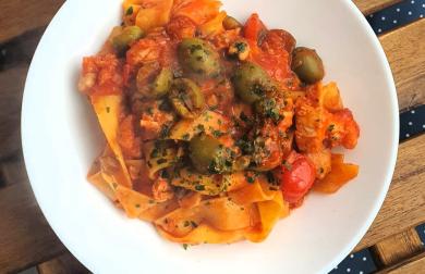 Těstoviny alla puttanesca s treskou