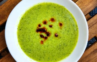 Cuketovo-hráškový krém s mátou a mozzarellou