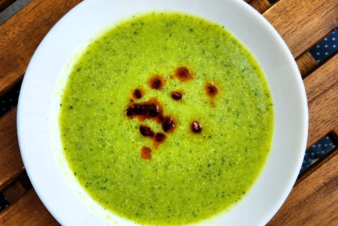 Cuketovo-hráškový krém s mátou a mozzarellou