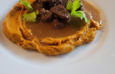 HOVĚZÍ NA VÍNĚ S DÝŇOVÝM PYRÉ