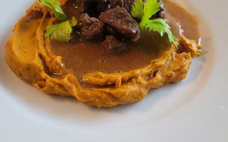 HOVĚZÍ NA VÍNĚ S DÝŇOVÝM PYRÉ