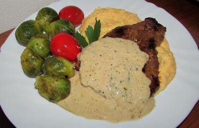 VEPŘOVÁ KRKOVICE S HOŘČIČNOU OMÁČKOU A CELEROVO MRKVOVOU KAŠÍ