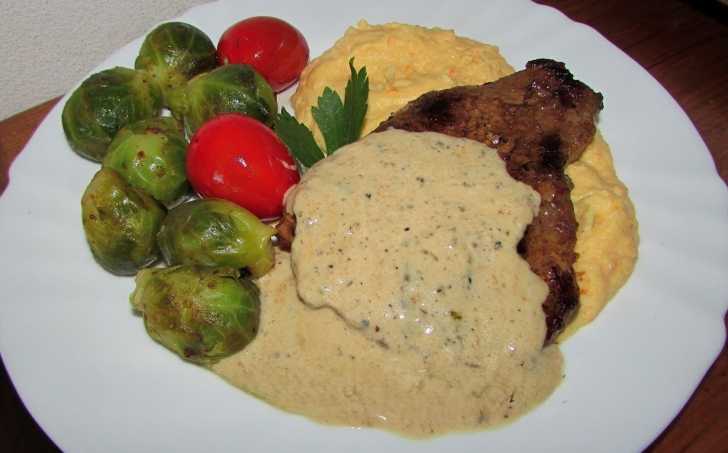 VEPŘOVÁ KRKOVICE S HOŘČIČNOU OMÁČKOU A CELEROVO MRKVOVOU KAŠÍ