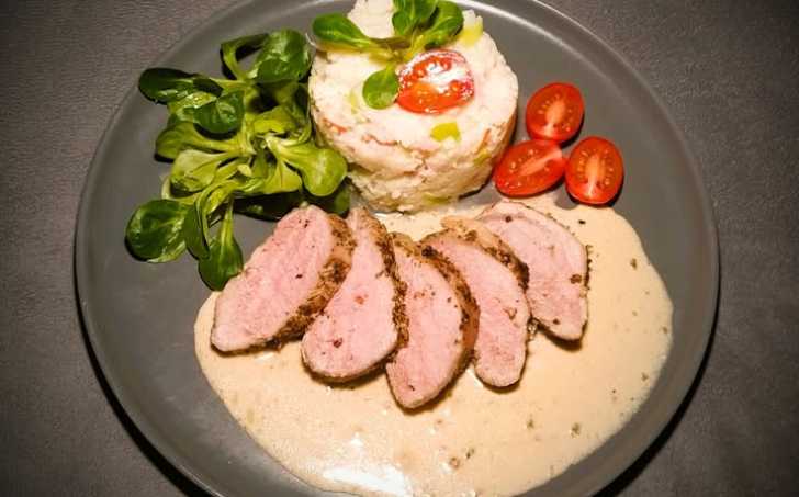 Panenská svíčková v ořechovém kabátku se smetanovou omáčkou a šťouchaným květákem  - LC