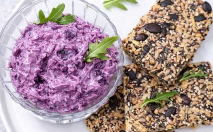 Salát z červeného zelí s tvarohem a sýrovo-semínkové krekry