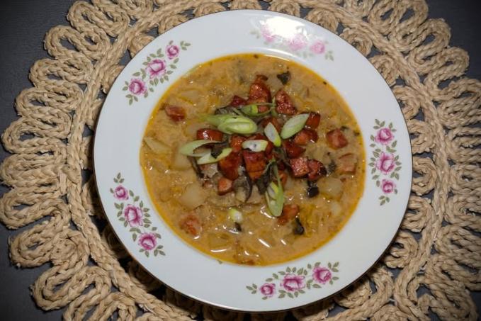 Uzená zelná polévka s hříbky a kedlubnou