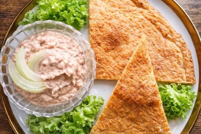 Tuňáková pomazánka a sýrová placka