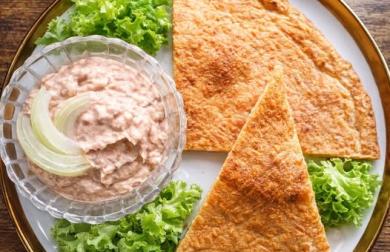 Tuňáková pomazánka a sýrová placka