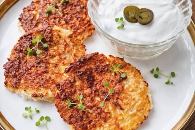 Květákové placičky s jalapeno dipem