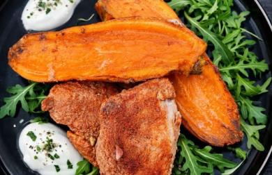 Pečená vepřová plec, batát a jogurtový dip