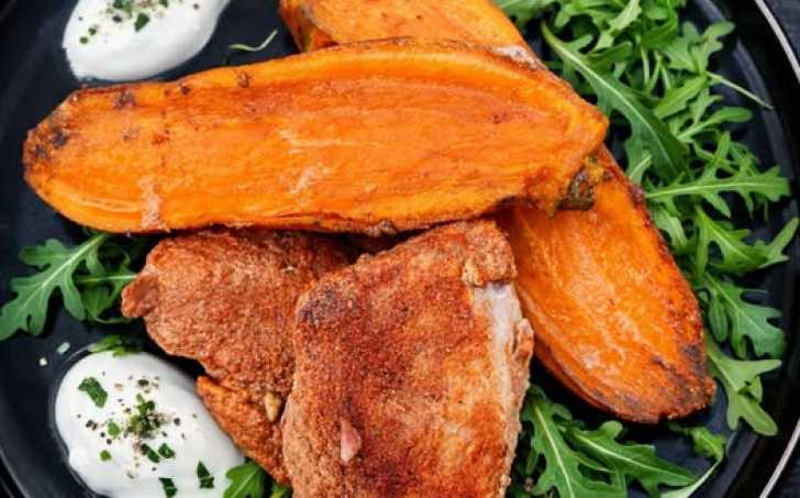 Pečená vepřová plec, batát a jogurtový dip