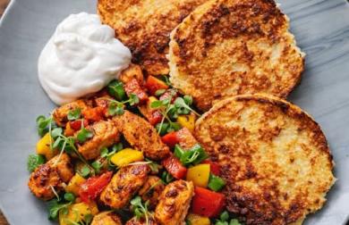 Kuřecí směs, květákové placičky a jogurtový dip