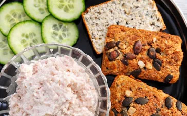 Camembertová pomazánka se šunkou a dýňovo-cottage bagetky