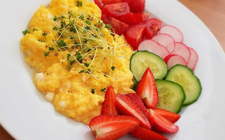 Míchaná vajíčka s cottage sýrem a zeleninou