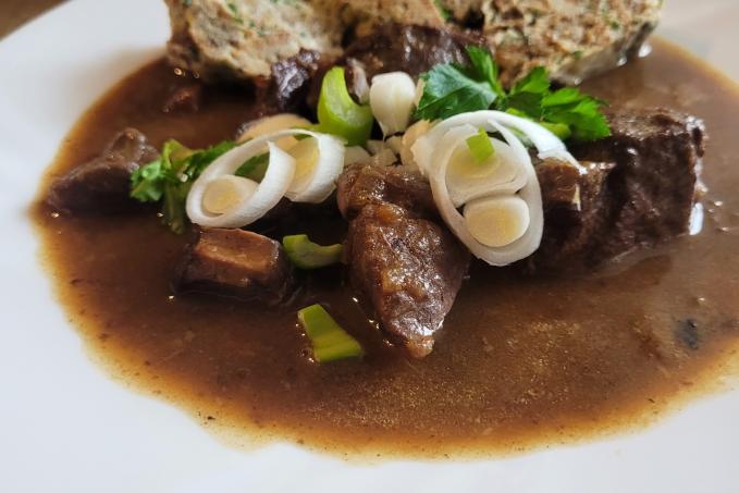 ZVĚŘINOVÝ GULÁŠ S KARLOVARSKÝM KNEDLÍKEM