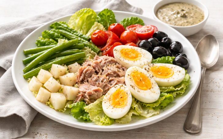 Salát Niçoise s tuňákem, fazolkami a tuřínem