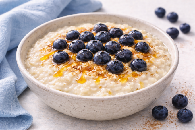 Obláčková ovesná kaše se sněhem, borůvkami a čekankovým sirupem