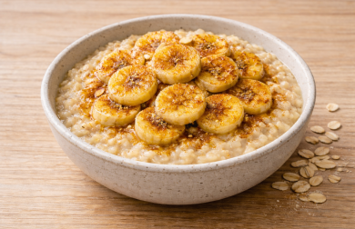 Ovesná kaše s karamelizovaným banánem