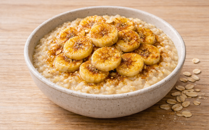 Ovesná kaše s karamelizovaným banánem