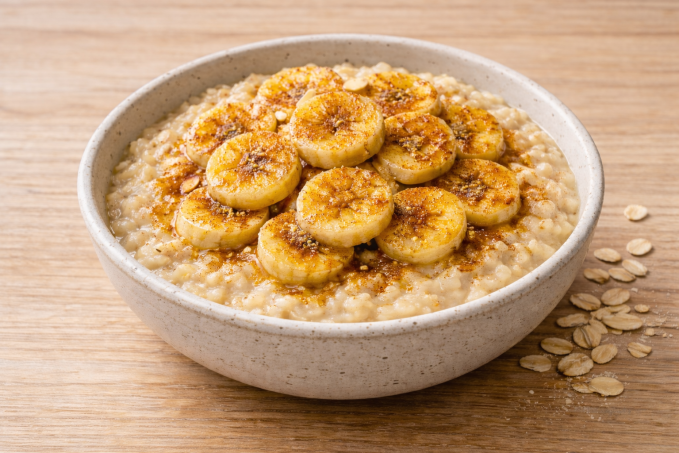 Ovesná kaše s karamelizovaným banánem