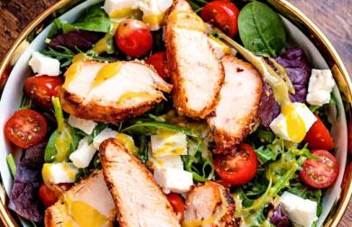 Míchaný salát s kuřecím masem a čekankovo-hořčičným dresinkem