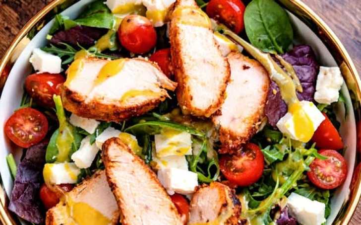 Míchaný salát s kuřecím masem a čekankovo-hořčičným dresinkem