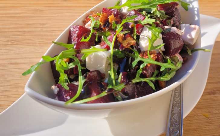 PEČENÁ ŘEPA S KOZÍM SÝREM,RUKOLOU A OŘECHY