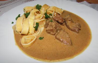 VEPŘOVÉ NA PAPRICE S "TĚSTOVINAMI"