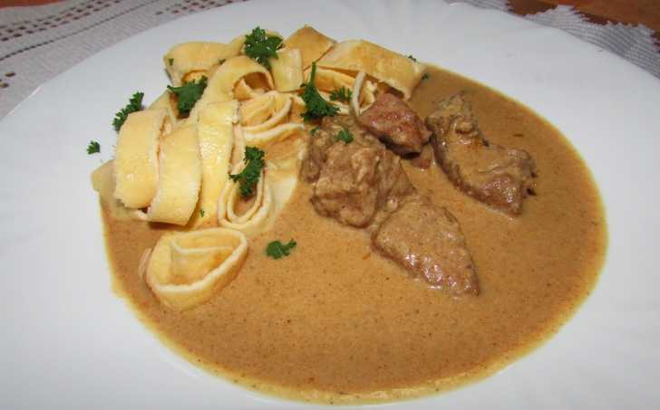 VEPŘOVÉ NA PAPRICE S "TĚSTOVINAMI"