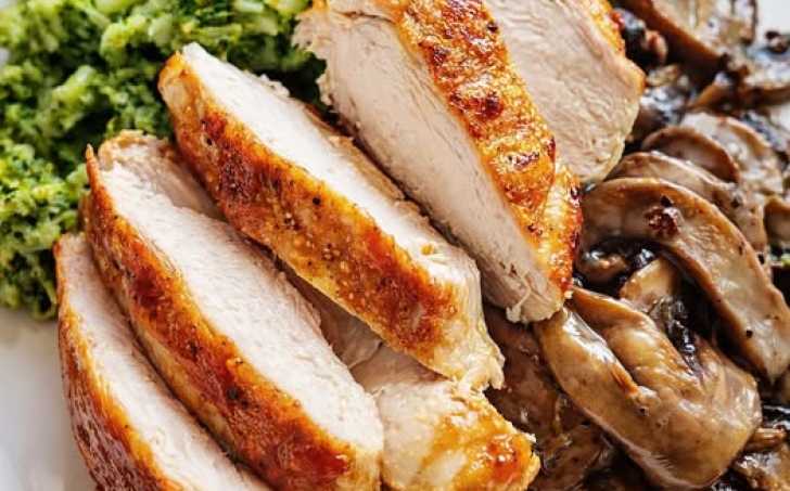 Kuřecí prso se šťouchanou brokolicí a smetanovými žampióny