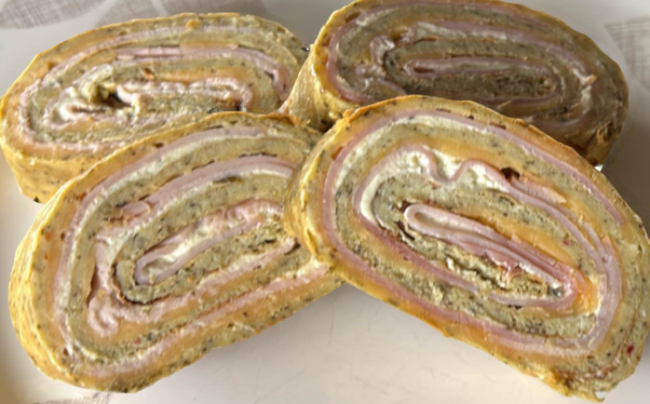 Avokádo-mozarellová roláda s kozím sýrem a šunkou