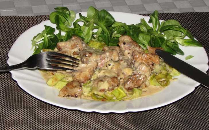 KUŘECÍ KOUSKY S NIVOVOU OMÁČKOU A ŠPENÁTOVÉ "TĚSTOVINY"