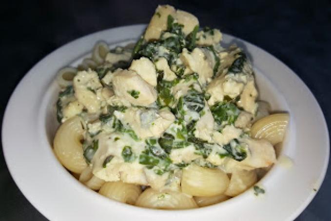 Těstoviny s kuřecím masem, nivou a špenátem