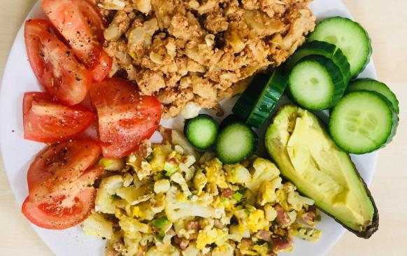 Květák si oloupene na růžičky a uvaříme v osolené vodě. Mezitím si do misky smícháme protlak, chilli, pepř, oregano a prolisovaný česnek - pokud by byla směs moc husté mírně zředíme vodou. Květák po uvaření zcedíme a rozdělíme na dvě části. První vložíme do misky s protlakem a kořením, přidáme jedno vejce a promícháme. Směs osmahneme na rozžhavené pánvi.
Druhou polovinu květáku připravíme tak, že na pánvi rozehřejeme trochu oleje, přidáme slaninu, cibulku, poté přidáme květák a necháme mírně orestovat, poté zalejeme vajíčkem a promícháme.
Dobrou chuť :)