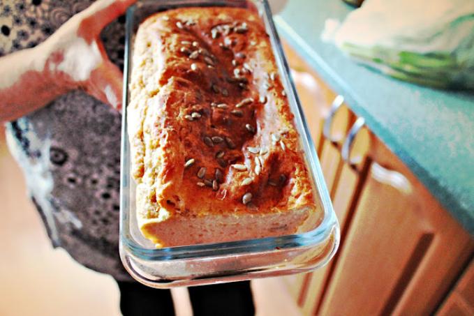 Rýchly chlieb babky Aničky s kúskami syra