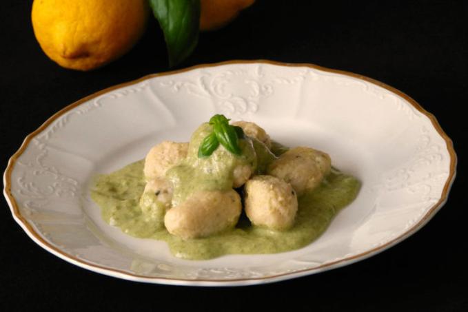 Jáhlovo-cuketové bazalkové noky s citronovo-bazalkovou omáčkou se špenátem, cuketou a zelenými fazolkami