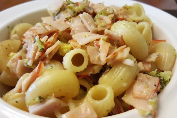 Těstoviny s debrecínkou, brokolicí a nivou